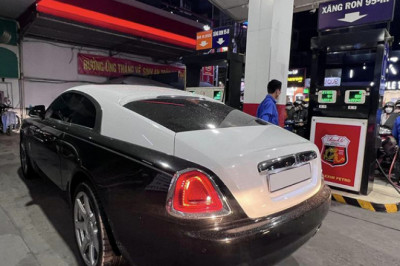 TP.HCM: Lái xe Rolls-Royce Wraith bị 6 cây xăng 